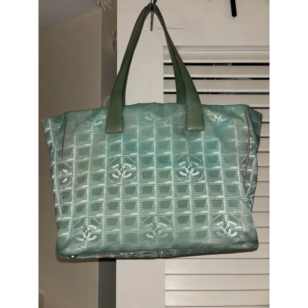 Women's Chanel Green New Travel Line Tote Bag One Size - Picture 3 of 17